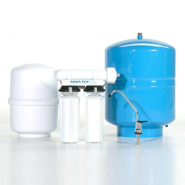 two distinct water tanks and one water filtration system for reverse osmosis water filtration