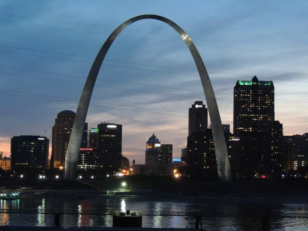 st. louis arch at sunset with st. louis skyline in the background